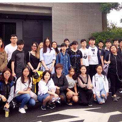 动漫设计班学生参观M50桃浦创意园美术作品展